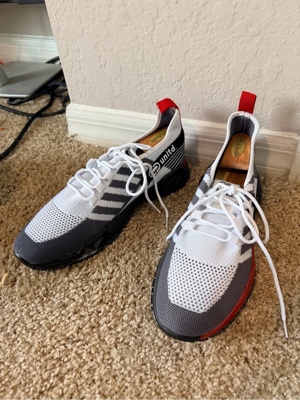Ecko Unltd. Knit Athletic Sneakers Men’s Size 10 White Gray Red